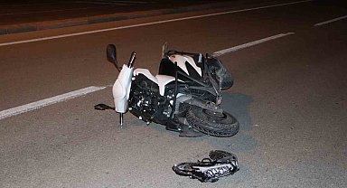 Otomobille çarpışan motosikletteki 2 kişi yaralandı