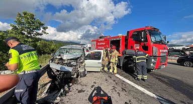 Otoyolda iki araç çarpıştı: 4 yaralı