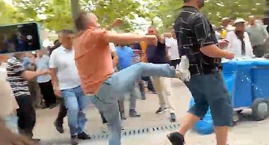 Özgür Özel'in cuma namazı çıkışında tekmeli arbede