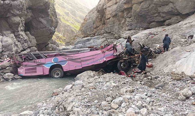 Pakistan'da yolcu otobüsü dev çukura uçtu: 40 ölü