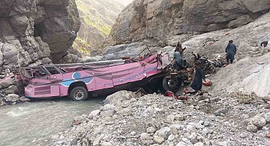 Pakistan'da yolcu otobüsü dev çukura uçtu: 40 ölü