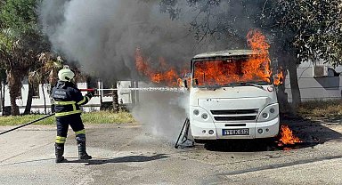 Park halindeki minibüs alev alev yandı