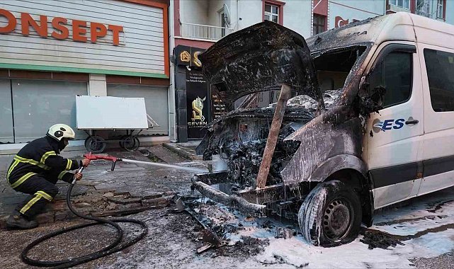Park halindeki minibüste yangın çıktı