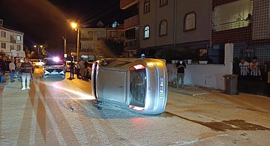 Park halindeki otomobile çarpıp yan yattı, sürücüsü olay yerinden kaçtı