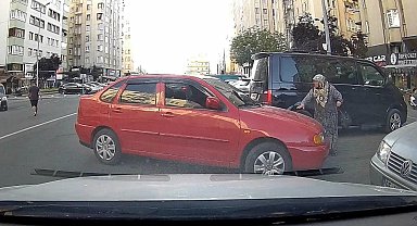 Park yeri savaşını bastonlu yaşlı kadın kazandı