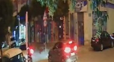 Park yerinden çıkan otomobile çarpan motosikletli yaralandı