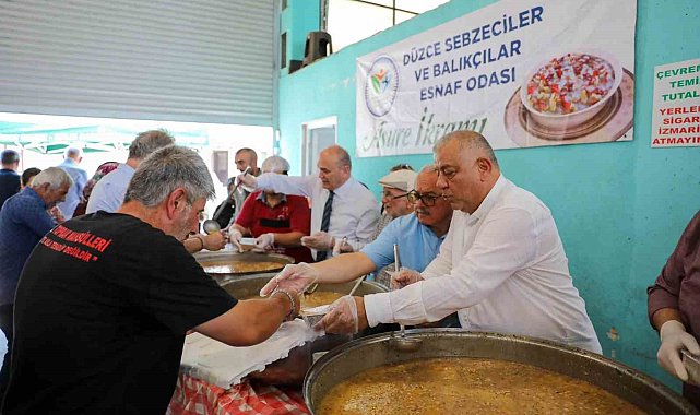 Pazar yerinde aşure ikramı gönülleri buluşturdu