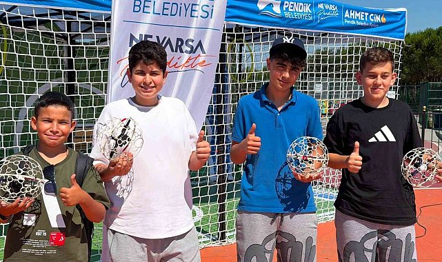 Pendik'te dronlar futbol oynadı