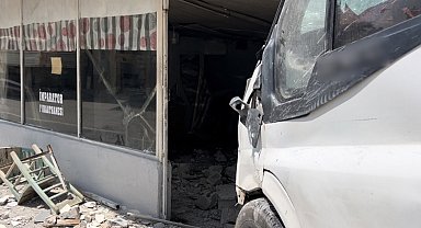 Pikapla çarpışan minibüs kıraathaneye daldı: 1 ölü, 3 yaralı