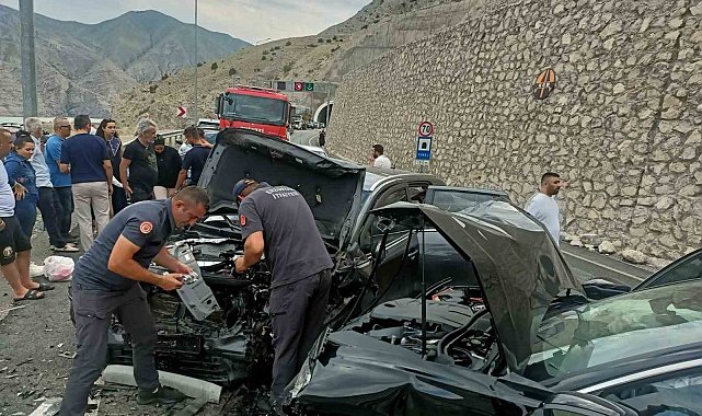 Pirinkayalar Tüneli çıkışında otomobiller kafa kafaya çarpıştı: 4 yaralı