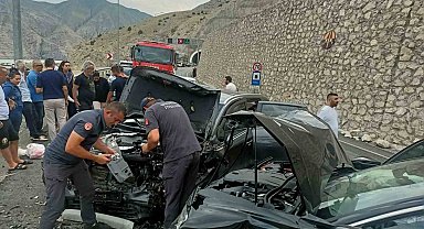 Pirinkayalar Tüneli çıkışında otomobiller kafa kafaya çarpıştı: 4 yaralı