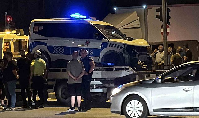 Polis aracı ile otomobil çarpıştı: 2'si polis 3 yaralı