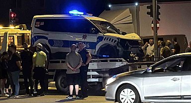 Polis aracı ile otomobil çarpıştı: 2'si polis 3 yaralı