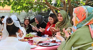 Protokol eşleri koruyucu aileyi yalnız bırakmadı