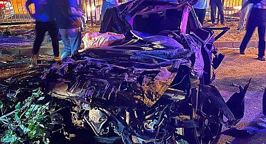 Refüje çarpan otomobil hurdaya döndü: 2 yaralı
