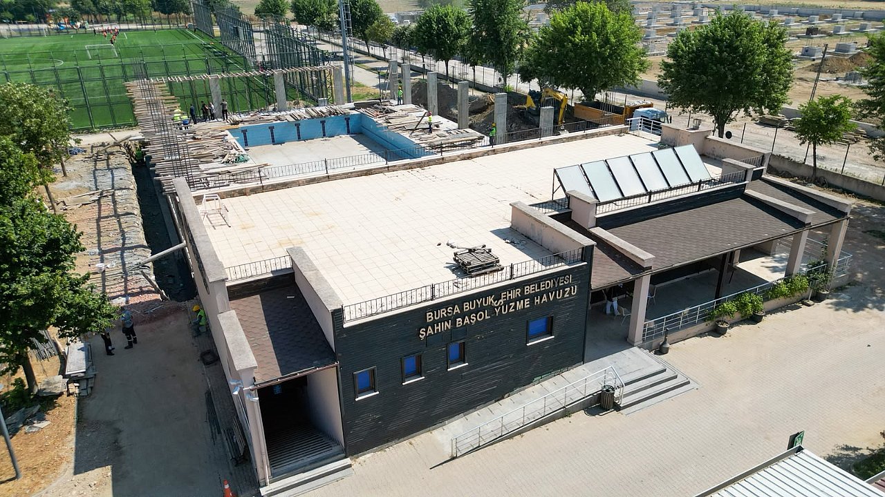 Şahin Başol Spor Kompleksi'nde yapımı süren yarı olimpik yüzme havuzunu inceledi