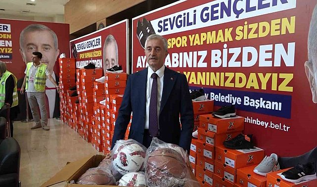 Şahinbey'de öğrencilere spor ayakkabı dağıtma geleneği devam ediyor