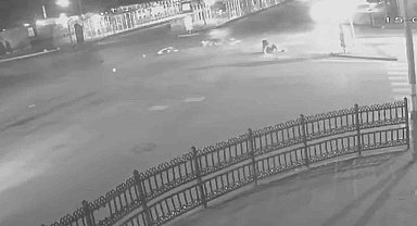Sakarya'da 1 kişinin hayatını kaybettiği kaza anı güvenlik kamerasına yansıdı