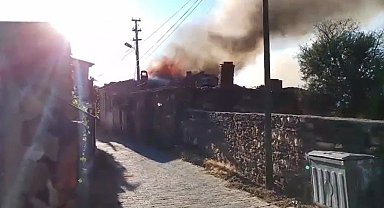 Salihli'de tarihi köyde korkutan ev yangını