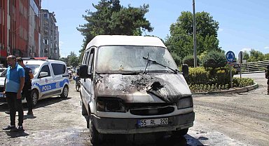 Samsun'da seyir halindeki minibüs yandı