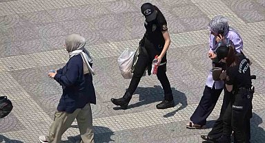 Samsun'da sıcaktan bayılan kadının yardımına vatandaşlar ve polisler koştu