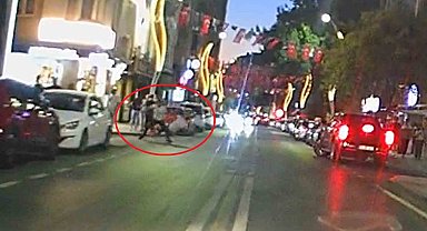 Samsun'da taşkınlık yapan alkollü şahsı tek yumrukla yere serdi: O anlar kamerada
