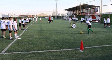 Şanlıurfa Büyükşehir Belediyesi binlerce çocuğu futbolla buluşturuyor
