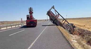 Şanlıurfa'da karpuz yüklü kamyon şarampole devrildi: 2 yaralı