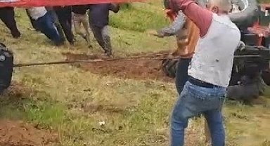 Sarıkamış'ta devrilen traktör için köylüler seferber oldu
