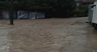 Sel afetinin yaşandığı Cide'de derenin taştığı anlar kamerada
