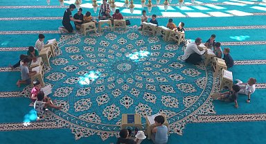 Selendi'de camiler çocuk sesiyle yankılanıyor