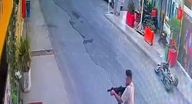 Sevgilisinin çalıştığı işletmeye tüfekle ateş açtı: Saldırı anı kamerada