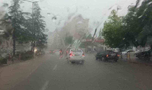 Seydişehir'de sağanak etkili oldu, iş yerlerini su bastı