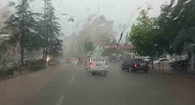 Seydişehir'de sağanak etkili oldu, iş yerlerini su bastı