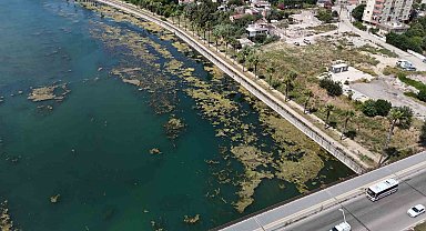 Seyhan Nehri kirliliğe teslim oldu, gönüllü genç sandalla temizliğe çıktı