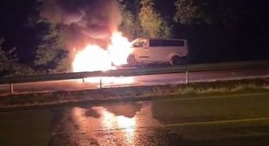 Seyir halindeki çekici alev aldı, üzerindeki kamyonet de yandı