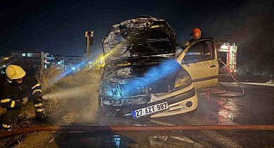 Seyir halindeki otomobil alev aldı