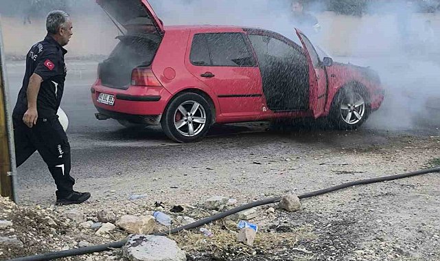 Seyir halindeki otomobil alev aldı