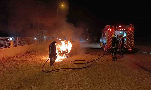 Seyir halindeki otomobil alev topuna döndü