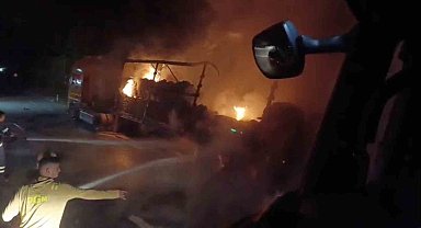 Seyir halindeki tırın dorsesi alev alev yandı