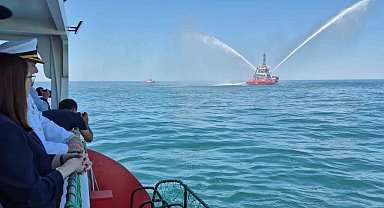Sıcaklığın 41 dereceye çıktığı Bartın'da basınçlı su ile yapılan gösteri ilgi gördü