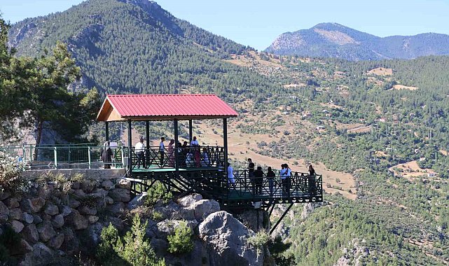 Sıcaktan bunalan Adanalılar, 800 rakımdaki cam seyir terasına akın etti