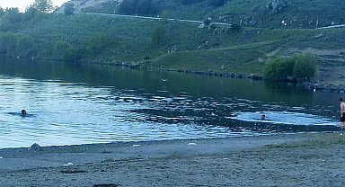 Sıcaktan bunalan gençler Çıldır Gölü'nde serinliyor