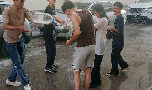 Sıcaktan bunalan gençler serinlemek için su savaşı yaptı