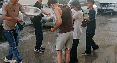 Sıcaktan bunalan gençler serinlemek için su savaşı yaptı