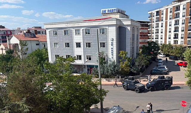 Siirt'te AK Parti il binası önüne bırakılan şüpheli çanta kontrollü patlatıldı