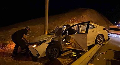 Siirt'te bariyere çarpan otomobil alev aldı: 1 yaralı