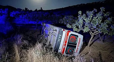 Siirt'te sağlıkçılar devrilen ambulansta kazayı yara atmadan atlattı