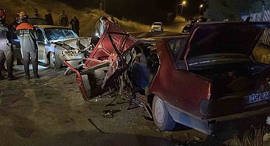 Sivas'ta gece saatlerine iki otomobilin çarpıştığı kazada 1 kişi öldü, 5 kişi yaralandı