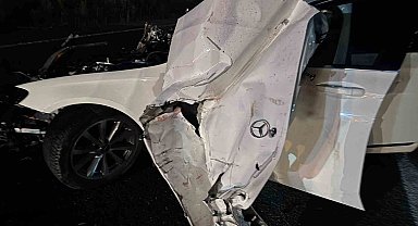 Sivas'ta traktöre çarpan Mercedes hurda yığınına döndü: 4 yaralı